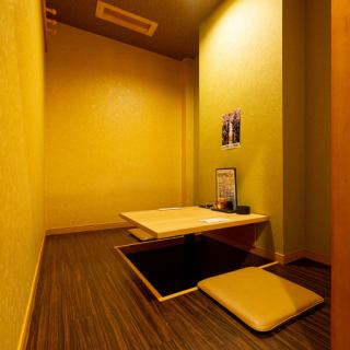 4名様でご利用いただける半個室席もございます。掘りごたつなので足を伸ばしてゆっくり寛いでいただけます。
