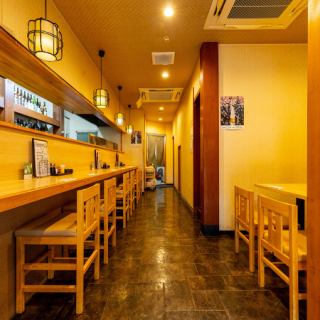 1階にはカウンターのお席もご用意しております。お一人様はもちろん、友人、恋人、夫婦でのご利用におすすめです。
