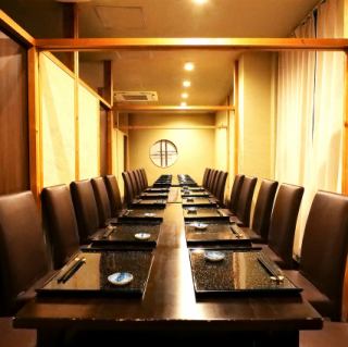 【大人数】24名様までの大人数でのご利用にも可能です!!少人数～団体様までご利用可能な個室席を完備しておりますので、様々なシチュエーションに最適です!!店舗貸切のご予約も承っておりますので、お気軽にお問い合わせください!!お部屋に限りがありますので、早めのご予約がおおすすめです!!