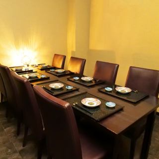 ゆったりとくつろげる扉付きの個室空間は、接待などのビジネスシーンはもちろん、宴会にも最適です。落ち着いた空間で名古屋の名物料理の数々、鮮魚、焼き鳥などをご堪能ください。