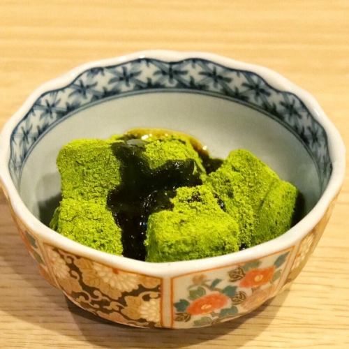 抹茶わらび餅黒蜜がけ