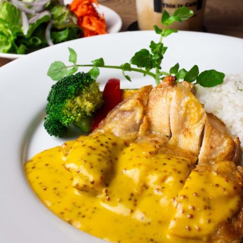 6 종류의 메인에서 선택할 수있는 미니 샐러드 & 음료가있는 점심 세트를 저렴한 가격으로 준비하고 있습니다.