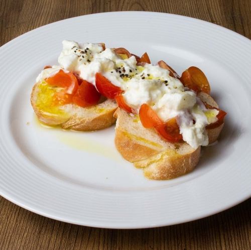 トマトとストラッチャテッラのブルスケッタ
