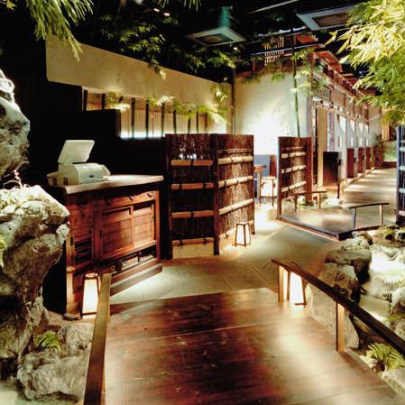The shop is full of nostalgic Japanese style.The Japanese space is so calm that you can forget about being in the city.You can also enjoy the babbling of the water flowing from the waterfall and the swimming of the river fish.