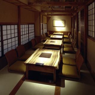 This room, which can seat up to 20 people, is recommended for large groups such as company banquets and class reunions.It can be used as a completely private room, so you can enjoy it without worrying about the surroundings.