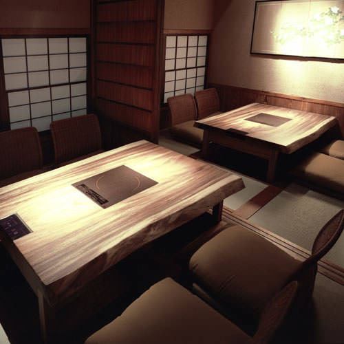 It is a sunken kotatsu seat that can seat 7 to 8 people.You can relax and enjoy your meal while leaning back on the chair.Please enjoy the many dishes that are beautifully arranged.