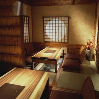 This Japanese-style room is a private room with a sunken kotatsu that can seat 5 to 6 people.There is a calm and mature space that makes you forget you are in the city center.