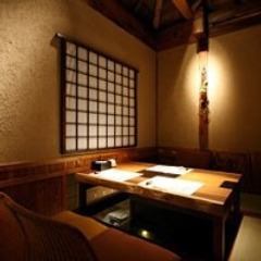 It is a private room that can seat 2 to 4 people.The soft lighting and the natural warmth of the Japanese style make you feel at peace.For dates and special occasions ◎