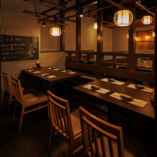 <p>少～中人数様宴会にも便利な6人席、8人席での個室もございます。もちろん大人数での団体宴会用個室や、2名様でご利用できるプライベート個室もご用意できます。周りを気にしない上質な空間でのご宴会をお楽しみくださいませ。</p>
