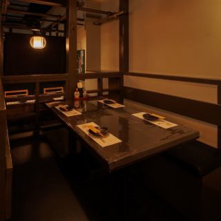 広々としたテーブル席も完備！開放感のある空間となっています。