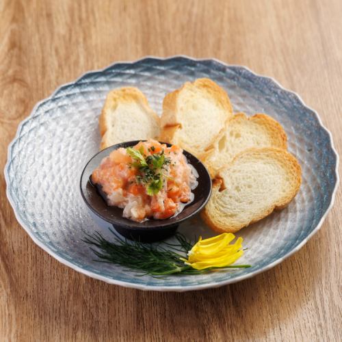 サーモンタルタルバケットを添えて