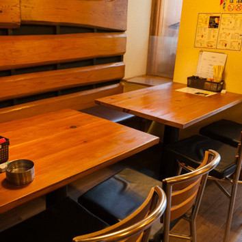 《讓人聯想到用餐空間的舒適空間》共有4個桌位，約會、少女之夜、休閒酒會也歡迎光臨！請隨時在 Toten 度過一段時光。