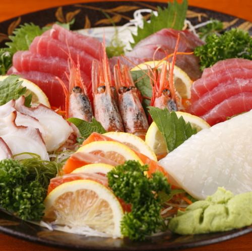 Assorted sashimi carefully selected by the board length