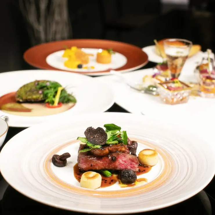 Enjoy the chef's carefully selected courses and wine in a high-quality restaurant atmosphere.