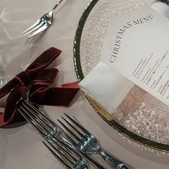 12月23日（周二）、24日（周三）、25日（周四）☆圣诞晚餐套餐 16,500日元（不含税和服务费） 赠送迎宾饮品