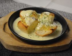 Garlic Toast with Grilled Blue Cheese