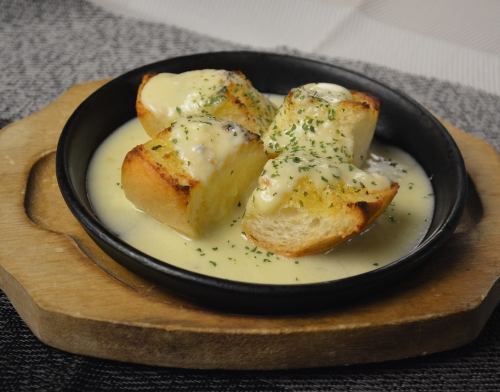 Garlic Toast with Grilled Blue Cheese