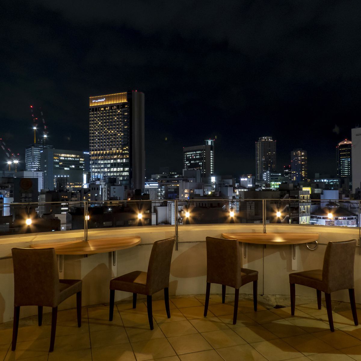 ビル最上階10階から夜景を一望！オシャレ空間でビュッフェを堪能