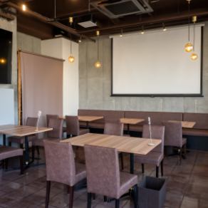 壁側にソファー席をご用意しております。ゆっくりお食事を楽しみたいときにも最適です