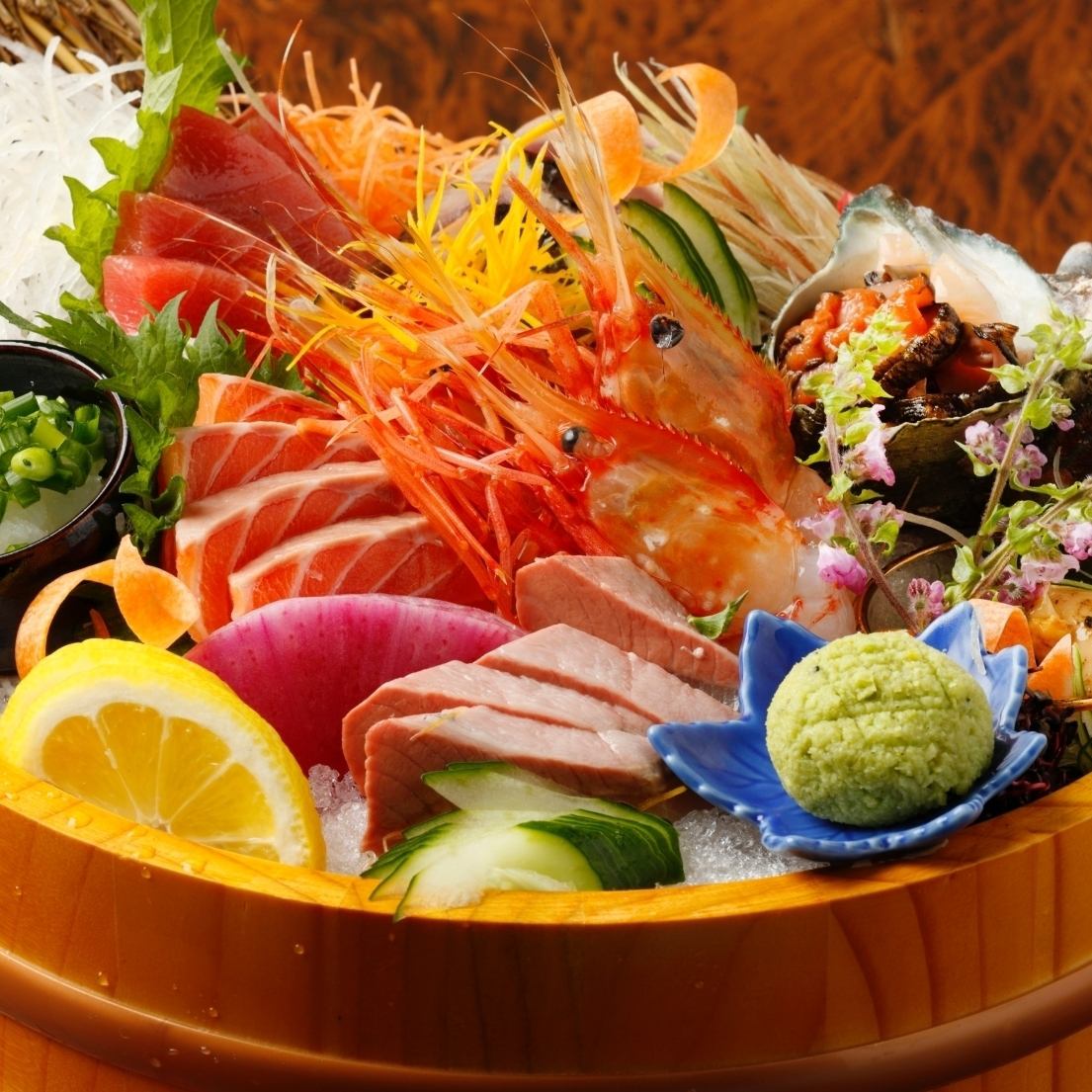 独自のルートから厳選選定した海の幸を料理長の目利きで仕入れ！