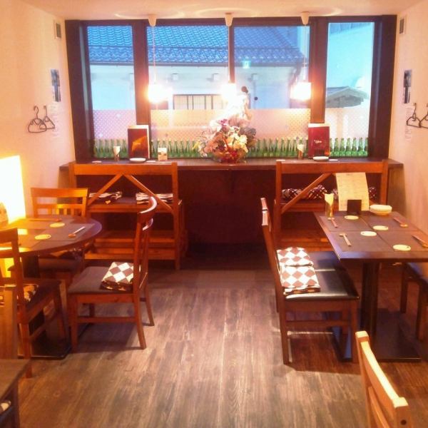 2階席には女子会やお誕生日のお祝い、カップルでのご利用におすすめの二人掛けのお席があります♪暖色の照明に座り心地の良い席でゆったりお過ごしください。他にも2名様から4名様でご利用いただけるテーブル席もございます。広々とお使いいただけますので女子会や少人数での飲み会など様々なシーンで大活躍です♪