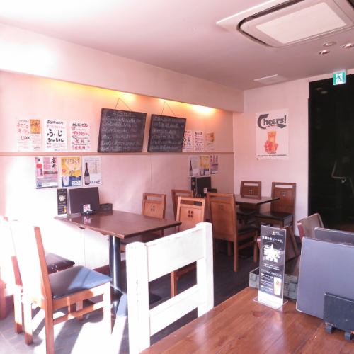 広々としたテーブル席
