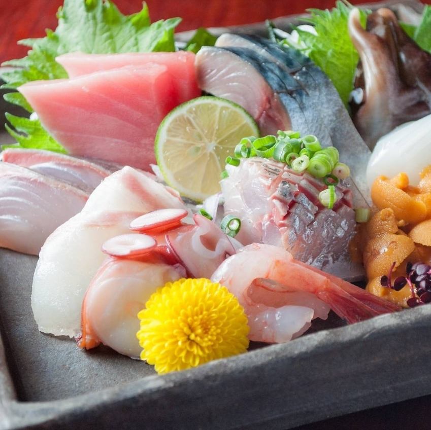 We offer fresh fish dishes procured at Toyosu Market! Limited rice bowls are also available for lunch.
