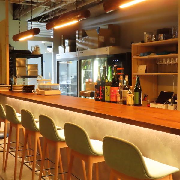 【カウンター席：10名様】カウンター席は、目の前で料理を楽しむ特別な空間。店員との会話も弾み、アットホームな雰囲気でリラックスした時間を過ごせます。おひとり様歓迎！サク飲みにも◎