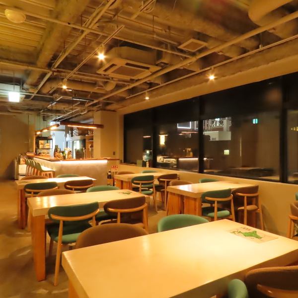 【テーブル席：24名様】すすきの駅より徒歩2分。開放的なテーブル席は、友人や家族との楽しいひとときにぴったり。明るい自然光が差し込む中、心地よい会話と共にお食事を楽しめます。最大50名様まで貸切も対応中♪