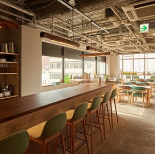 【カウンター席/10名様】カウンター席は、10名様までご利用可能。料理を目の前に楽しみながら、店員との会話も楽しめるアットホームな場所です。お一人様歓迎します！
