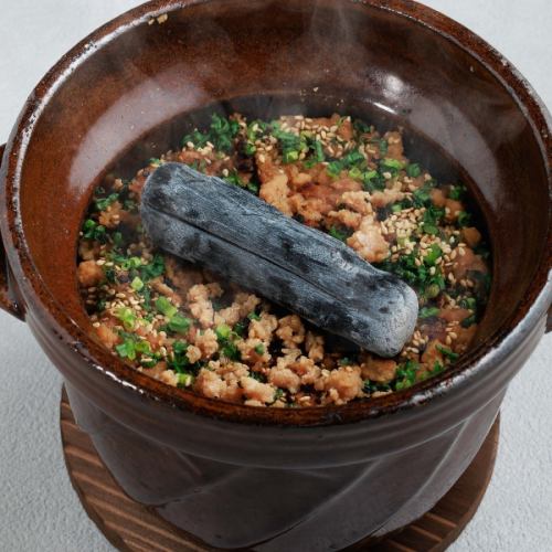 [Charcoal-grilled earthenware pot rice with minced chicken] The smoky aroma will whet your appetite!