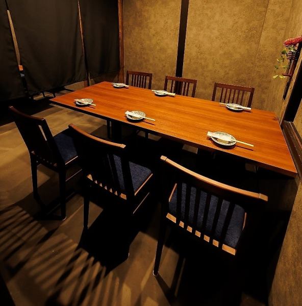 仕事仲間との飲み会や女子会など、プライベートな会話を楽しみたいご宴会におすすめな6名様掛けの半個室。他のお席とは暖簾で仕切られているので、程よい開放感の中でお食事とお酒をお楽しみいただけます。