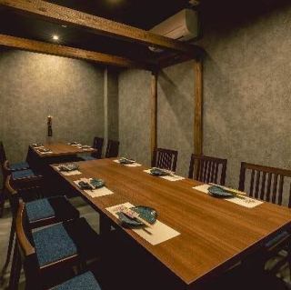 【餐廳專用 | 20～34位客人】 「炭火燒與家常菜 AOI近鐵四日市店」的餐廳可作為專用包租，最多可容納20～34名客人。距離近鐵四日市站步行僅需4分鐘，交通便利！