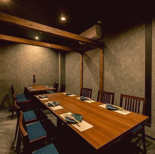 【半私人房間 | 可容納10～20人】 我們還設有可容納10～20人的半私人房間，非常適合舉辦熱鬧的大型聚會。所有座位都是桌子，因此可以輕鬆在座位之間移動。您可以在散發著木材溫暖的日式現代空間中品嚐我們的特色家常菜和創意美食。