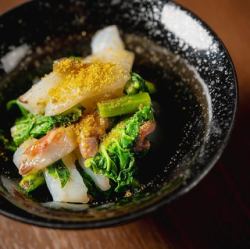 アオリイカ酒盗と根菜の和え物 からすみがけ