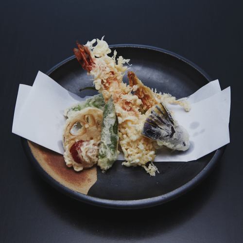 天妇罗虾，鱿鱼和四种蔬菜拼盘