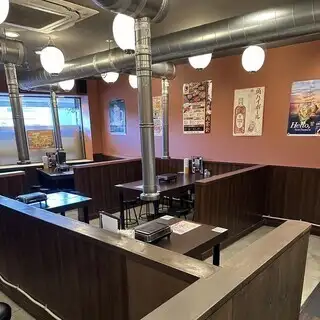 【藤井寺駅徒歩12分の焼肉こじま】藤井寺駅から徒歩12分の場所に位置する「焼肉こじま」。お店には全60席があり、広々としたテーブル席は最大6名様までご利用いただけます。家族連れや友人同士での食事にもぴったりの空間です。