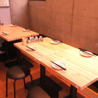 Table seat that can be used for various purposes.It is possible to correspond to customers of more than 10 people by connecting the table ◎