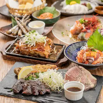 【肉食盛宴套餐】包含特制牛肉鞑靼、双份牛排等的豪华套餐。2.5小时畅饮，9道菜：5500日元