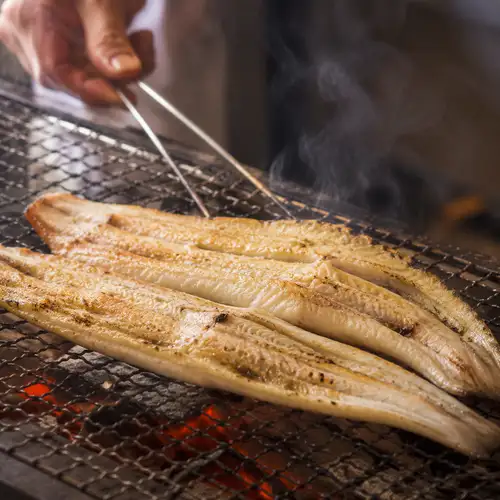 兵庫のグルメを堪能。穴子を使った創作料理や兵庫県明石名物の明石焼きなど逸品料理を豊富に◎