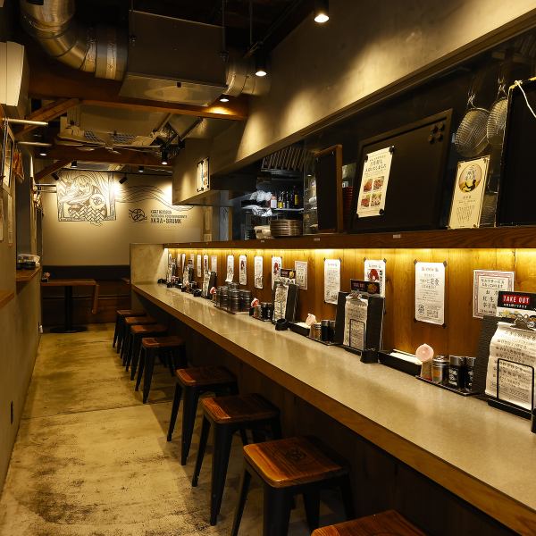 【カウンター席：8席】木目の美しいカウンター席は、木の温もりを感じる居心地の良い空間。目の前には調理場があり、出来立ての美味しいラーメンを、すぐに召し上がっていただけます。仕事帰りのサク飲みにも最適です♪