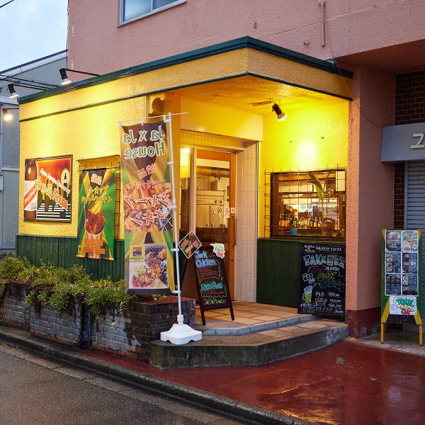 《5 minutes walk from Izumi Fuchu Station》 Our shop is located near Qanat Mall Izumi Fuchu.The yellow and green Jamaican color exterior is characteristic ◎ If you are coming by car, please use the nearby coin parking.We are looking forward to your visit!