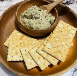 Tuna and avocado dip with crackers