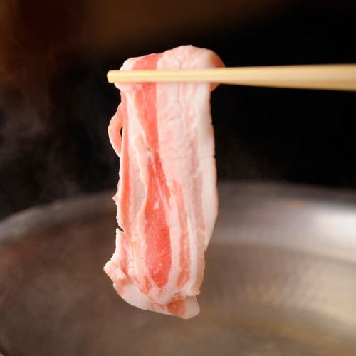 Mochibuta shabu-shabu, which is characterized by the soft texture of Echigo, is exquisite.