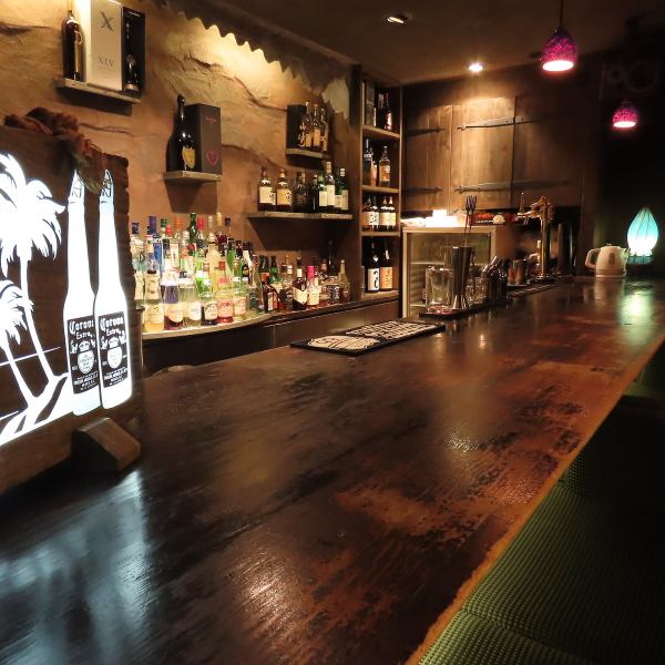 まったり飲むならカウンターが◎ベンチシートにもなるので、デートにもお薦め♪スタッフとの会話も楽しめます☆お一人様でも気軽にお越しください!