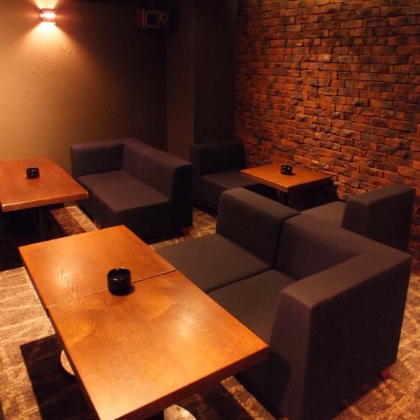 レンガの壁のおしゃれ隠れ家。ゆったりソファー席でくつろぎながらの『女子会』や『プチパーティ』『コンパ』にオススメ★
