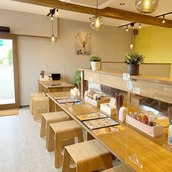 ≪Bright and cozy interior≫ The atmosphere is very bright.The store has an open feel and is a very comfortable space.The store is very clean, with good ventilation and disinfection, as well as hygiene management such as partitions and disinfectant on each table.Please come and visit us once.