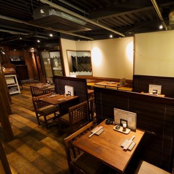 ●間仕切りパーテーションあり♪テーブル席●【2～20名様】お隣のお客様との間にローパーテーションございます。開放感あるオープンフロアが好きな方のお席です。ゆっくりお食事をお楽しみいただけます。※それ以上のご宴会もご対応可能♪お電話でもお問合せください！