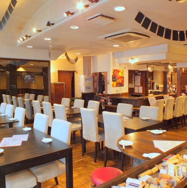 We can accommodate a variety of banquet scenes, such as the spacious interior, table seats ideal for a small number of people, tatami mat seats perfect for company banquets, and private sofa rooms where you can fully enjoy your privacy.It is a fusion space of Japanese and Western.