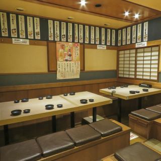 大人数から少人数までご利用いただける、様々なお席をご用意しております。